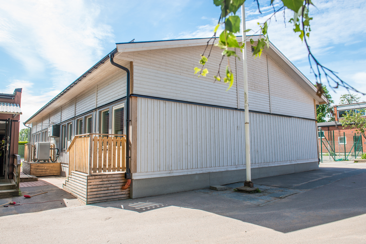 I en trevlig liten skolbyggnad med sadeltak har PCS Modulsystem skapat två extra klassrum på Aspenässkolan i Lerums kommun med de tysta modulerna PCS Comfort.