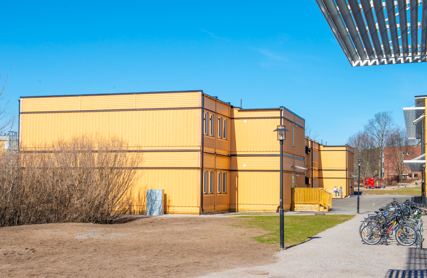 Det 64 meter långa skolhuset är Byängsskolans nya fina tillfälliga skolbyggnad, byggd med 46 moduler av ledande kvalitet från PCS Modulsystem.