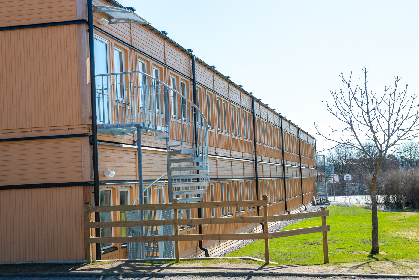 Det 64 meter långa skolhuset är Byängsskolans nya fina tillfälliga skolbyggnad, byggd med 46 moduler av ledande kvalitet från PCS Modulsystem.
