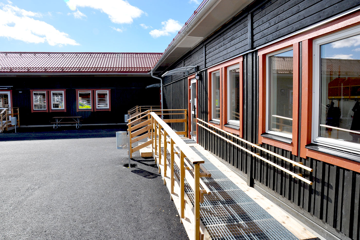 Fjordskolan i Onsala, skolbyggnad i vinkel med fyra klassrum