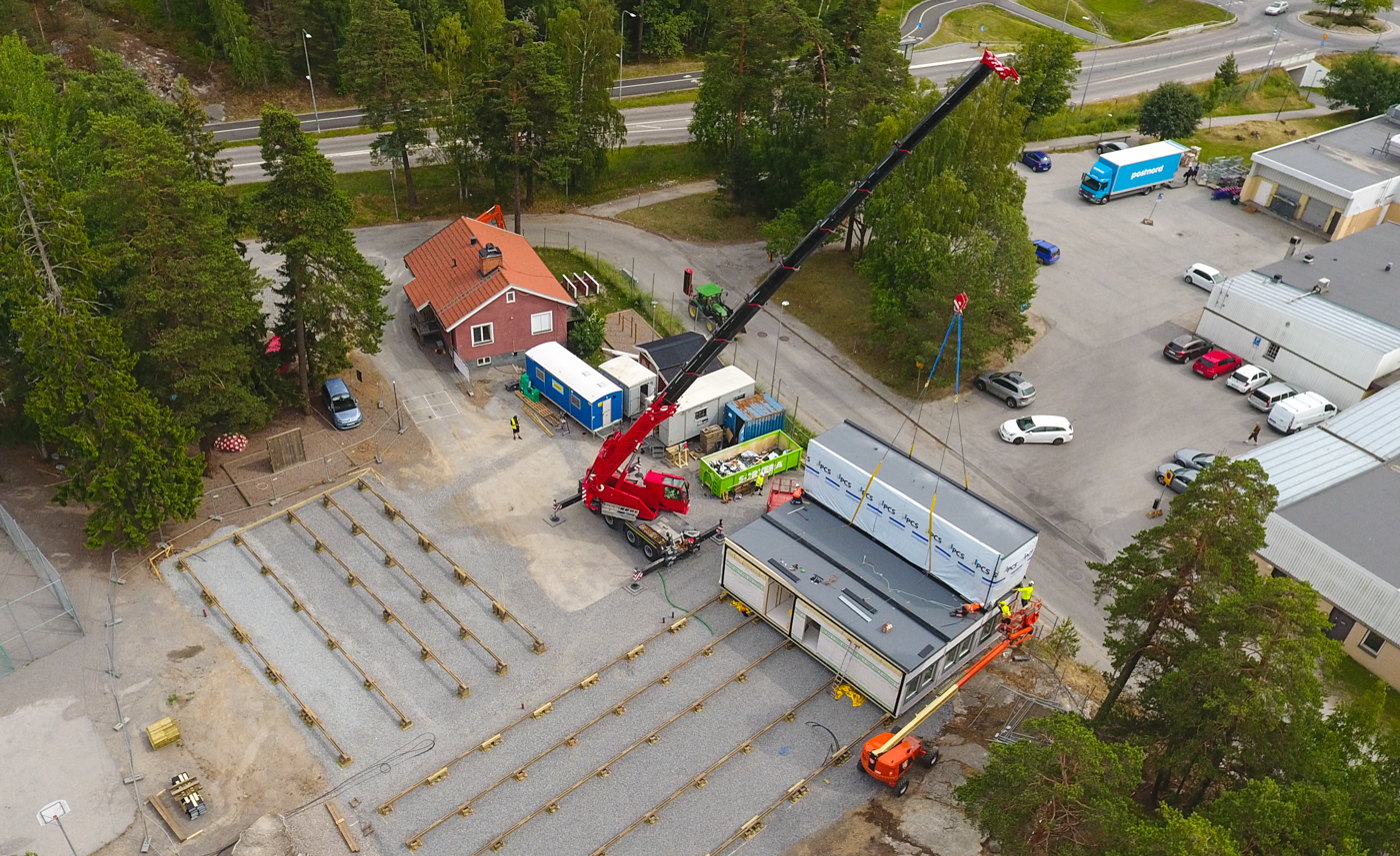 Flygfoton modulmontage vid Skarpängsskolan i Täby.