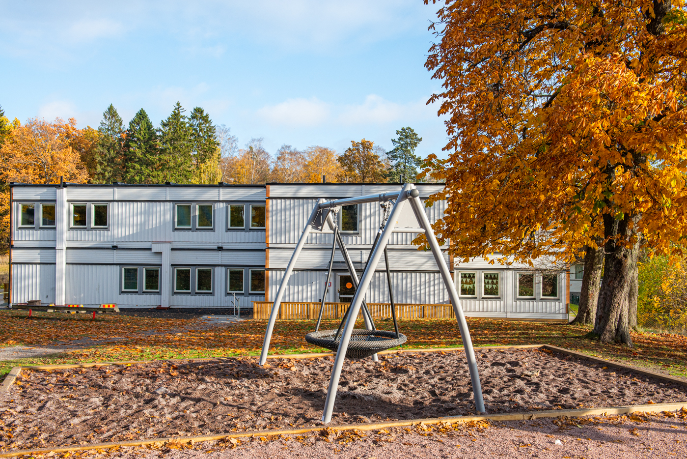 fin skolpaviljong från PCS Modulsystem med fem nya klassrum samt ett mottagningskök på Fridnässkolan