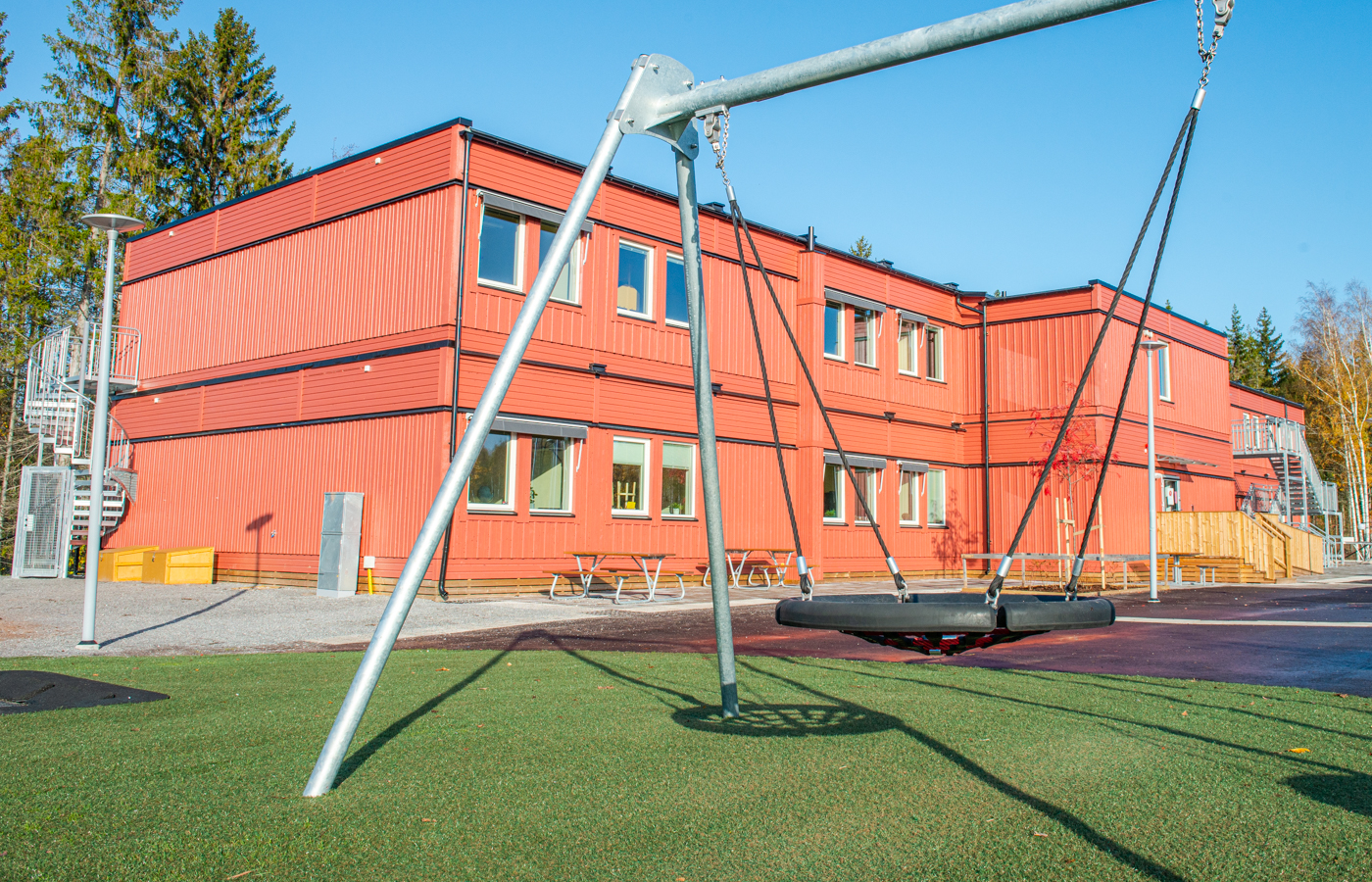 Vacker röd skola i natursköna Gäddeholm utanför Västerås.