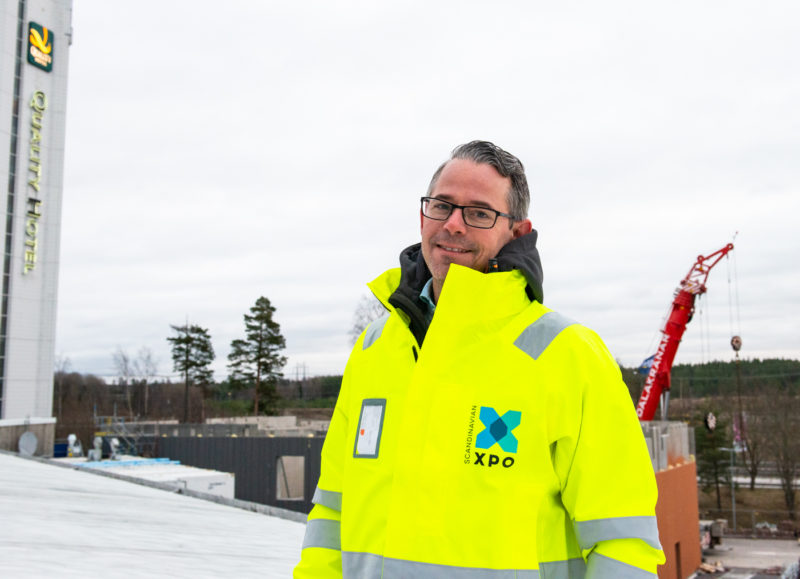 Jakob Ahlqvist, projektledare på Explore Arlandastad AB, står i början av 2020 vid byggplatsen för ett hotell som ska etableras med ett innovativt modulsystem.