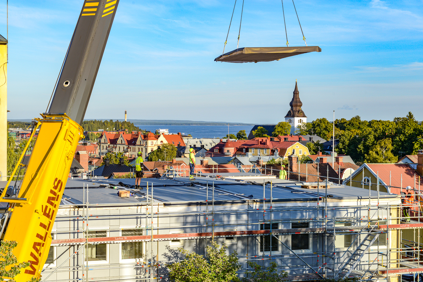 I september 2020 inleddes montaget av nya vårdbyggnaden på Hudiksvalls sjukhus. På blott två dagar monteras här 24 specialanpassade moduler på en ganska trång yta, en tidigare parkeringsplats, och skapar en tre våningar hög modulbyggnad på över 1.000 kvadratmeter.