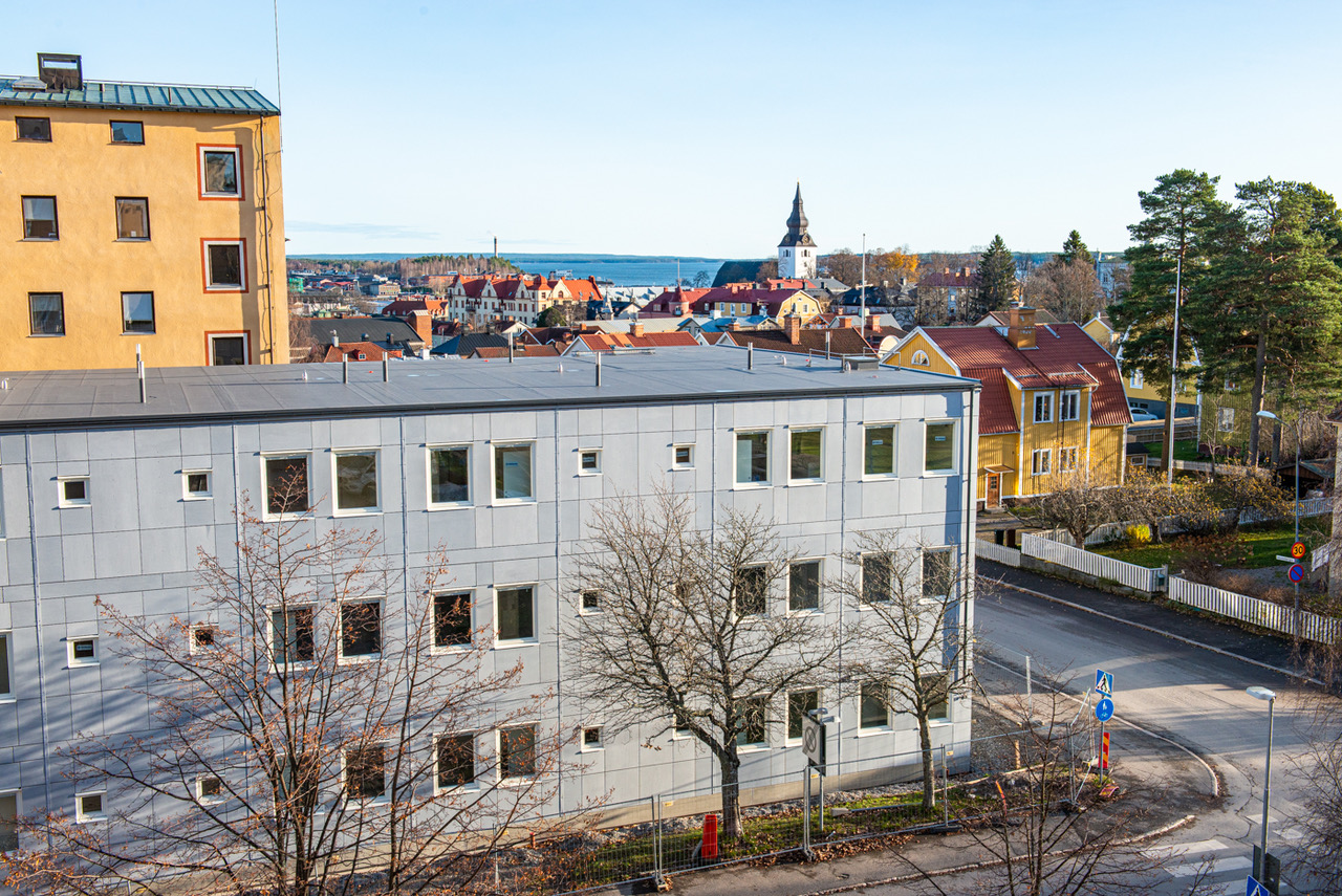 Hudiksvalls sjukhus har under 2020 hyrt in sitt nya barnsjukhus – en modulbyggnad från PCS Modulsystem i tre våningar för BB, barn och neonatalen.