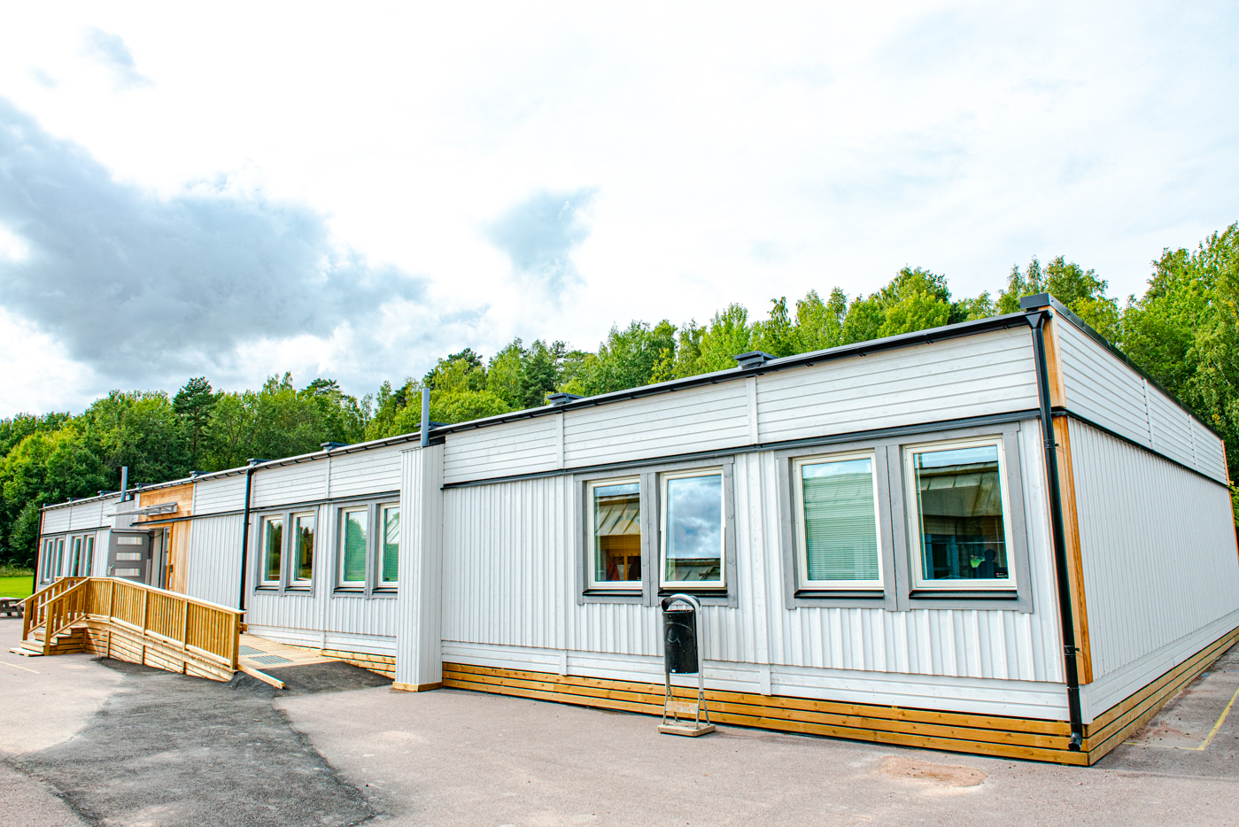 Sommaren 2019, medan barnen hade sommarlov, monterades tio stycken PCS Comfort skolmoduler på Håkanstorpsskolan, vilket resulterade i en ny skolpaviljong som rymmer tre nya klassrum och plats för 75 elever.