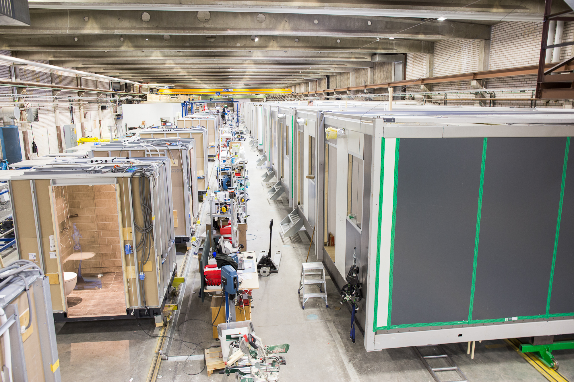 Tre kompletta hotellrum om dagen tillverkas i Isolamins fabrik i Överkalix där industribyggnation med modulteknik ett steg längre.