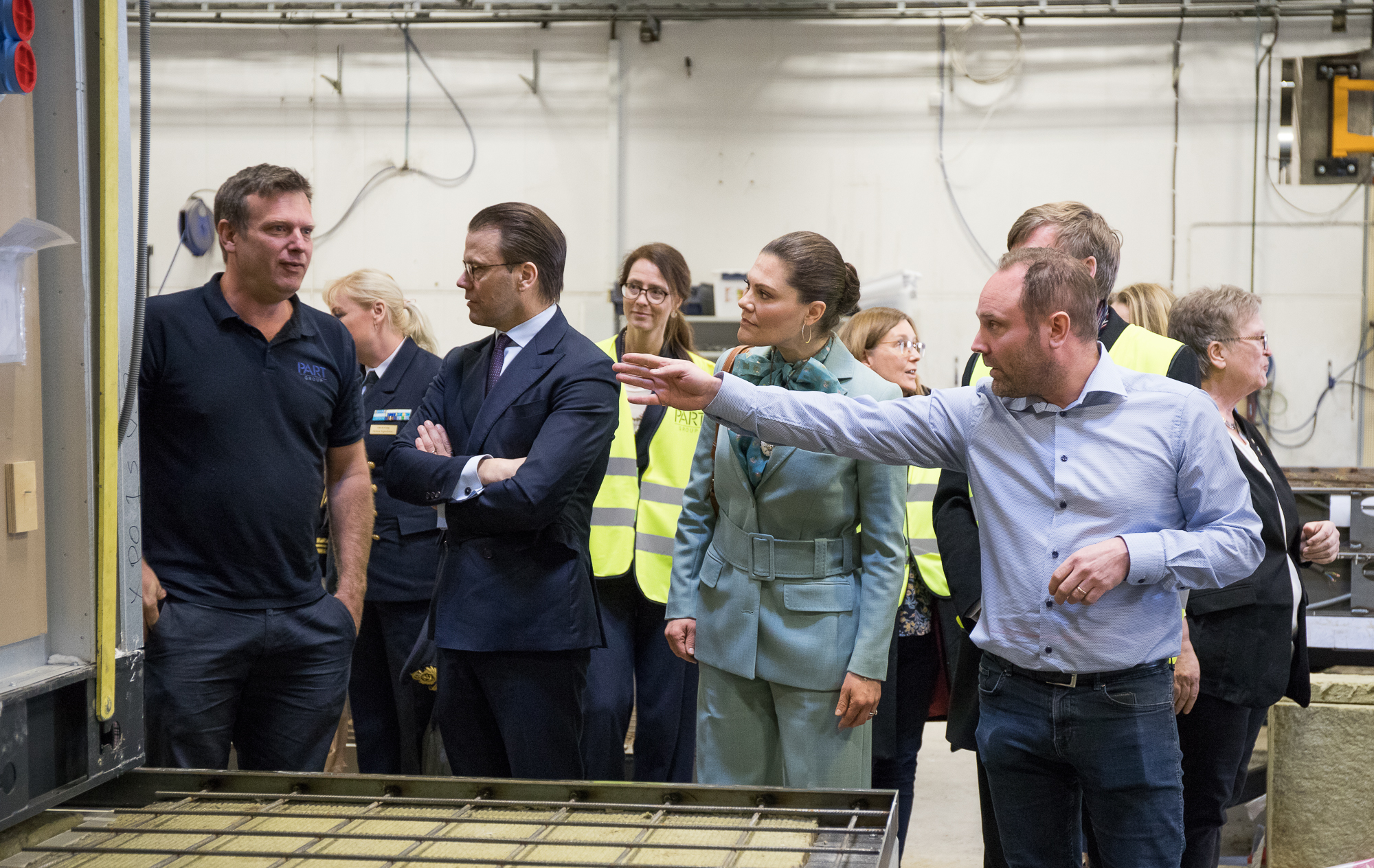 I mars 2020 besökte Kronprinsessan Victoria och prins Daniel Isolamins fabrik i Överkalix, här tillsammans med PartGroups VD Anton Lundholm (till vänster) och Isolamins platschef Magnus Hansson (till höger). Det blev tillfälle för en fabriksrundvandring där finbesöket bland annat kikade på de moduler som Isolamin just nu producerar till hotellprojekt XPO i Arlandastad.