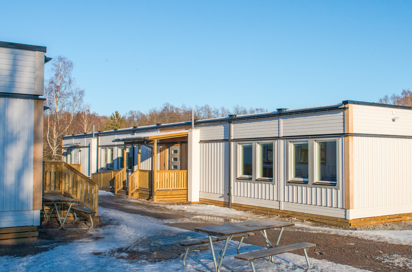 Irstaskolan 10 km öster om Västerås centrum fick under sommaren 2017 två nya skollokaler som tillsammans rymmer hela sju nya klassrum.