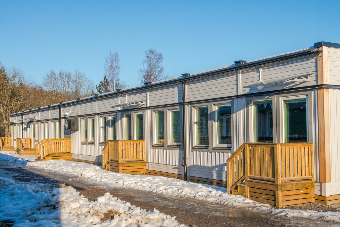 Irstaskolan 10 km öster om Västerås centrum fick under sommaren 2017 två nya skollokaler som tillsammans rymmer hela sju nya klassrum.