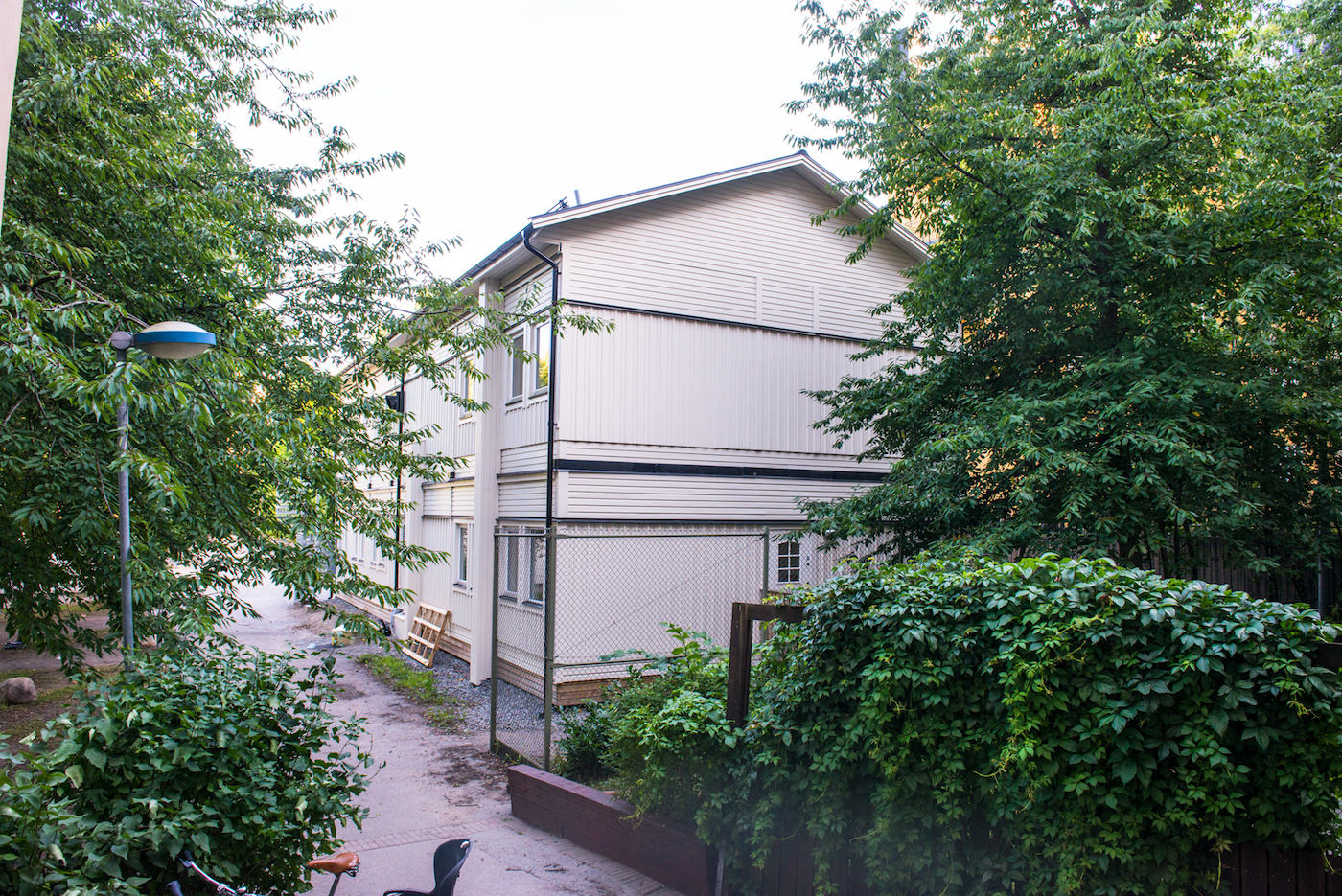 Norrmalm i Stockholm saknade klassrum. På Karlbergsskolan fann man en bra lösning på ett akut lokalbehov. Den paviljong i ett plan som redan stod på skolgården kunde byggas ut på höjden.