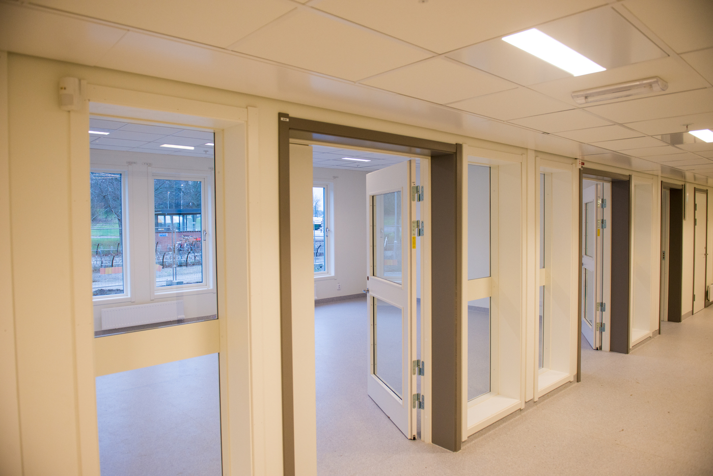 Anpassade vårdlokalmoduler monteras till Löwenströmska sjuhusets tillfälliga geriatrik.