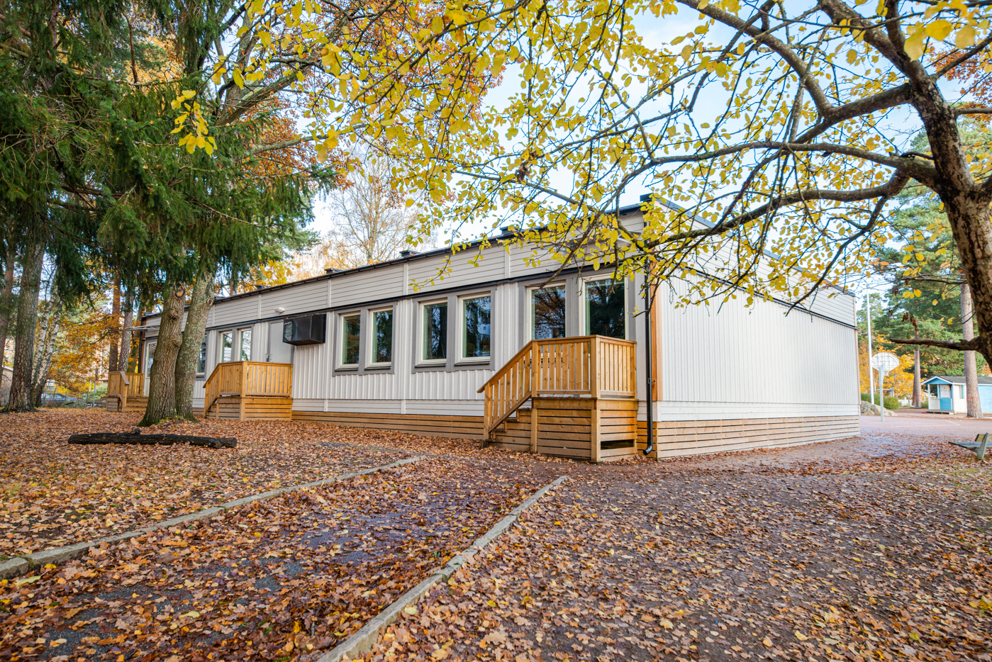 PCS Modulsystem skapade med sina svensktillverkade byggmoduler ett fristående litet skolhus med två klassrum på Malmabergsskolan i Västerås