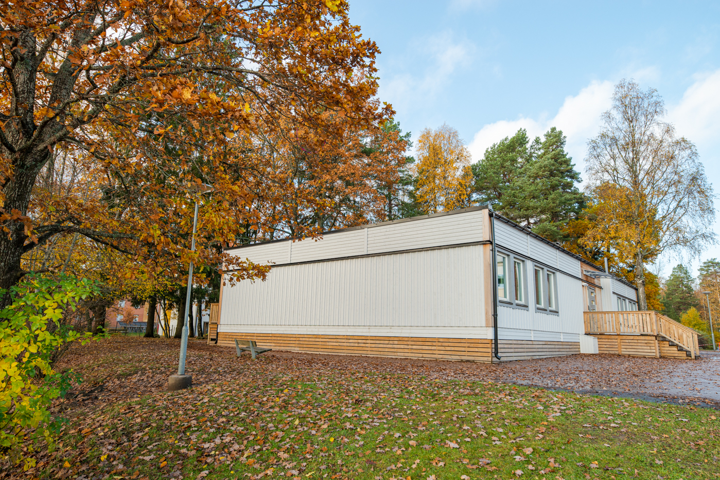 PCS Modulsystem skapade med sina svensktillverkade byggmoduler ett fristående litet skolhus med två klassrum på Malmabergsskolan i Västerås