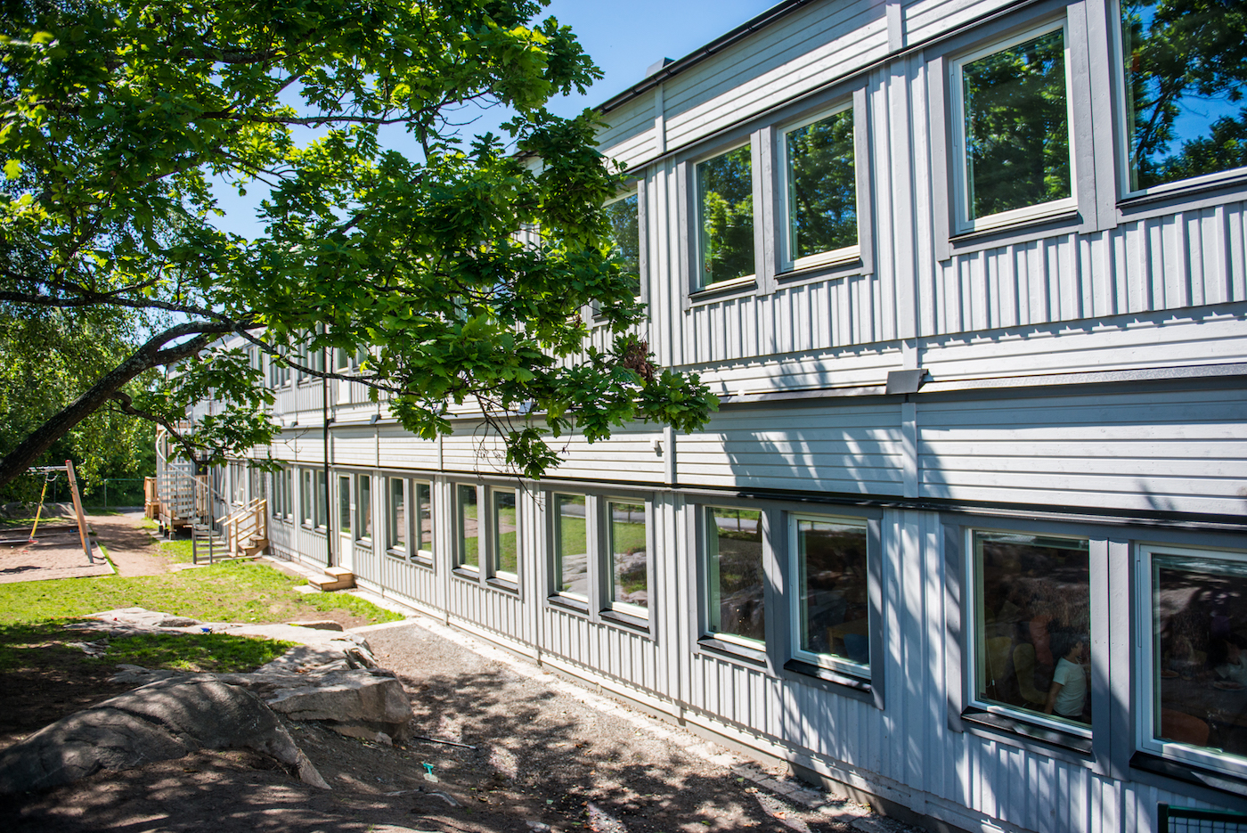 Nya Långedragsskolan är en modulmonterad tillfällig skola på totalt hela 1375 kvadratmeter i det fina, pittoreska villakvarteret Långedrag nära vackra Saltön i Göteborg.