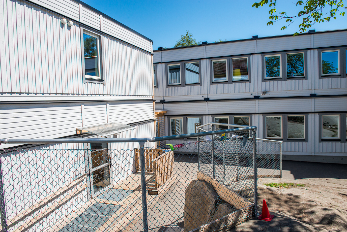 Nya Långedragsskolan är en modulmonterad tillfällig skola på totalt hela 1375 kvadratmeter i det fina, pittoreska villakvarteret Långedrag nära vackra Saltön i Göteborg.