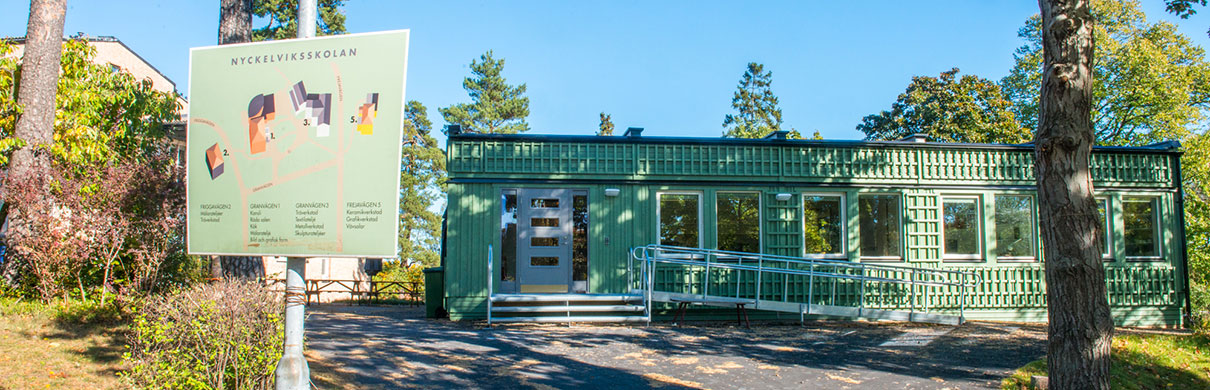 Den modulbyggda paviljongen har blivit ett smycke på konsthantverkskolan Nyckelviksskolan på Lidingö enligt lokalansvarige Ronnie Wendelius.
