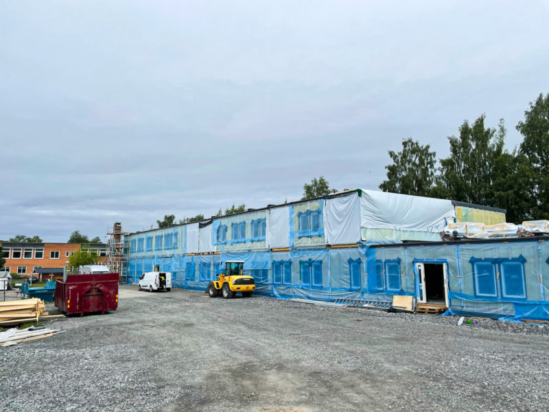 I centrala Östersund på Parkskolan sätter PCS upp en ovanligt stor skolbyggnad med specialanpassade moduler