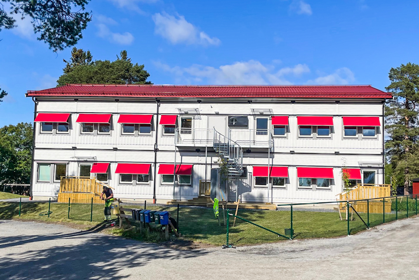 skolbyggnad i två plan med sadeltak på Rödön i Krokoms kommun.