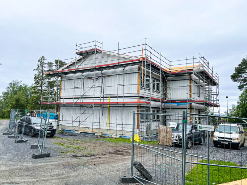 I den vackra jämtländska kulturbygden på Rödön i Krokoms kommun etablerar PCS Modulsystem en trevlig skolbyggnad i två plan med sadeltak.