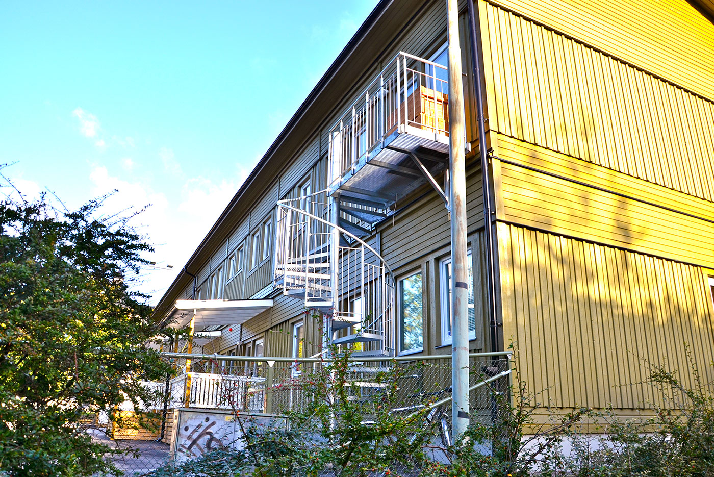 Invid fotbollsplanen nedanför Sofia skola på Södermalm, har PCS Modulsystem skapat en förskolelokal med 4 avdelningar i 2 plan.