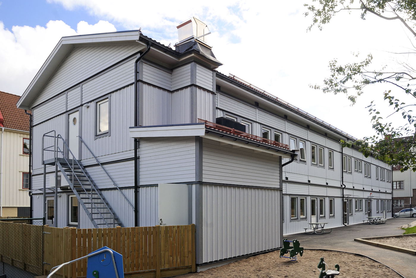 På Tellgrensgatan i Göteborg har PCS Modulsystem sommaren 2012 byggt upp en ny förskola som rymmer 4 förskoleavdelningar. Förskolan är byggd med 24 PCS Classic byggmoduler
