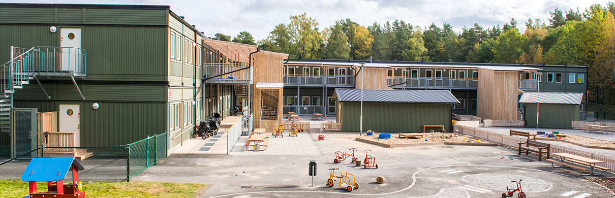 Berga förskola i Upplands-Väsby är en 1700 kvadratmeter stor och modern tillfällig förskola, med fem förskolehemvister i varje plan samt goda utrymmen för personal, omklädnad etc