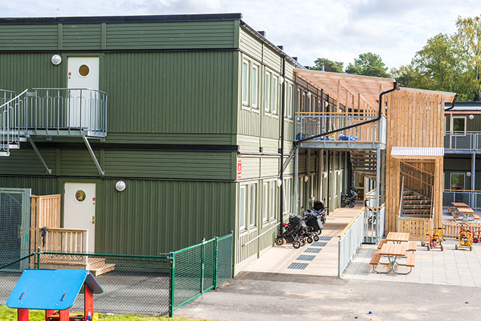 Berga förskola i Upplands-Väsby är en 1700 kvadratmeter stor och modern tillfällig förskola, med fem förskolehemvister i varje plan samt goda utrymmen för personal, omklädnad etc
