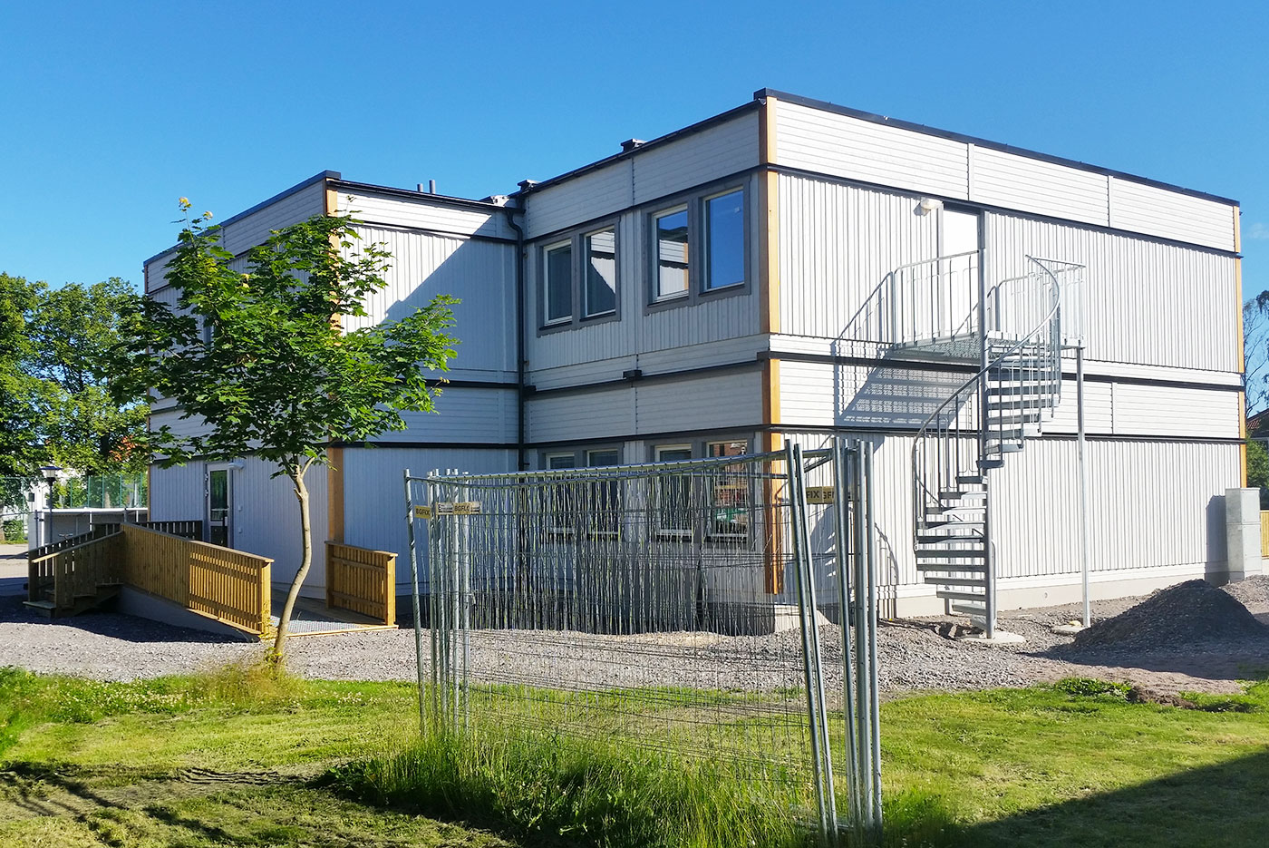 För att genomföra en renovering av det gamla skolhuset på Park och Alléskolan i Vara, bestämde sig kommunen för att tillfälligt hyra ett modulbyggt skolhus.