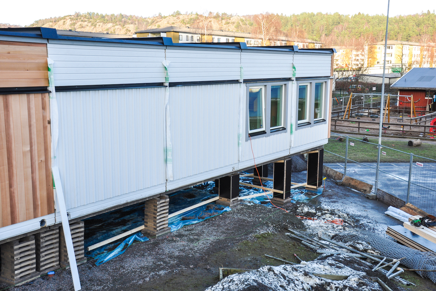 Noggrant kvalitetsarbete på varje modulmontage, här av nya förskolan Bifrost i Mölndal.