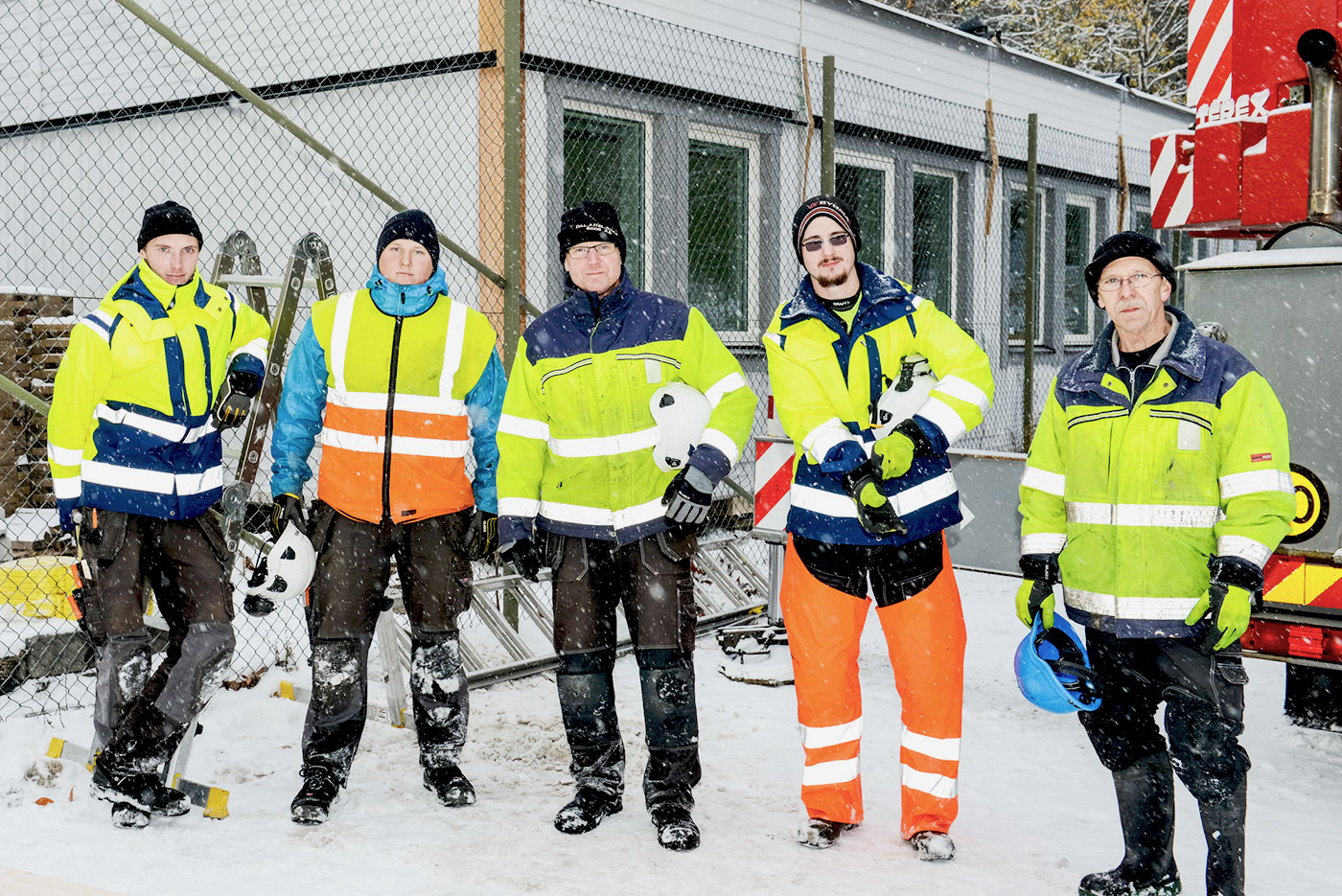 Bygglaget som trotsade snöyran vid Rönninge skola och snabbt reste nya skolpaviljongen, fr v Henrik Lund, Jacob Liljenhag, Bengt Östlin, Oscar Prins och Anders Johansson.